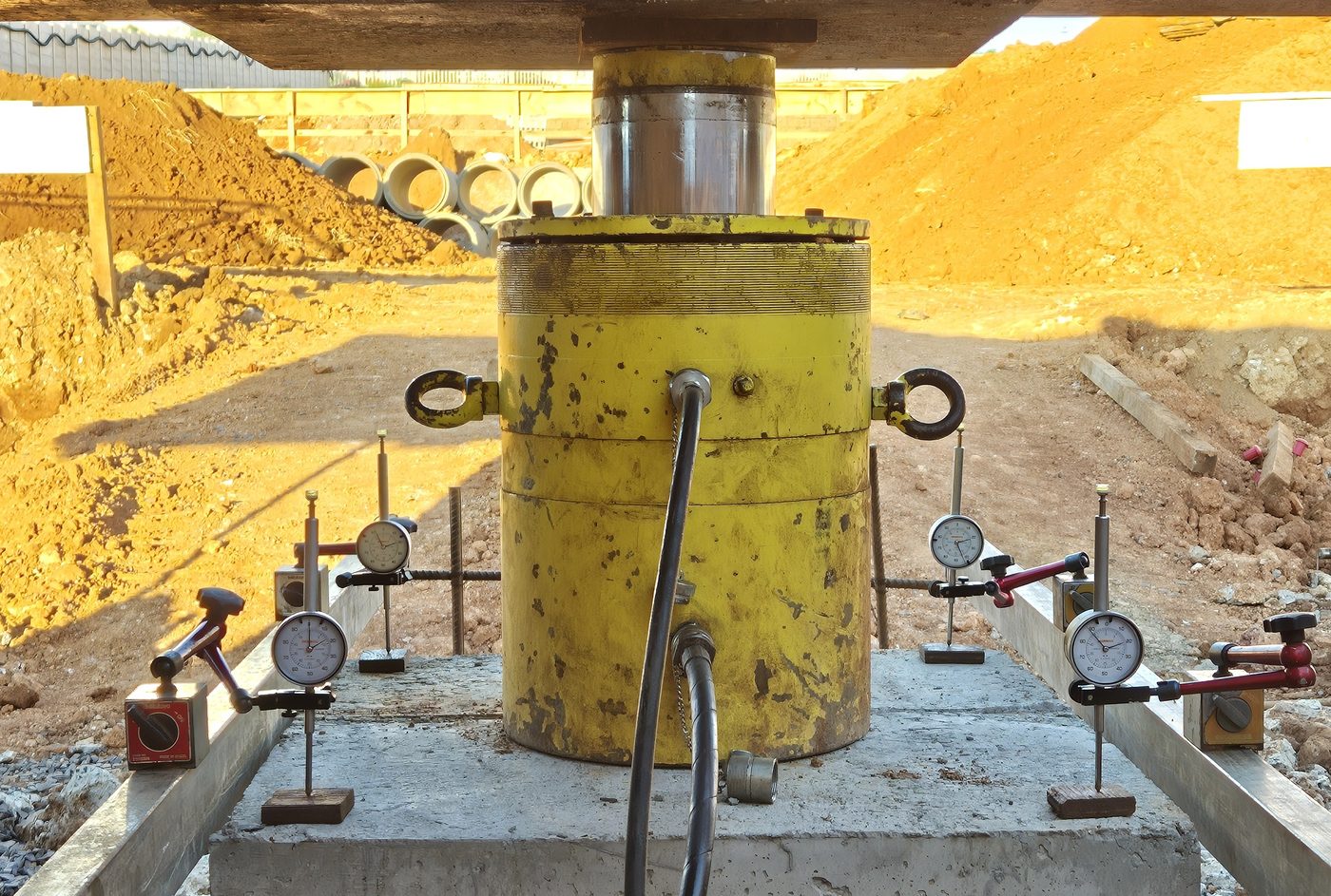 Cilindro hidráulico em prova de carga estática — Fundare Engenharia Sul do Brasil